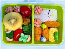本日の娘のお弁当は、牛肉コロッケ、白身魚タルタルソース、ちくわ、ウインナー、枝豆たまご焼きのおにぎり🍙弁当を作りました