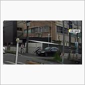 道路を歩く歩行者の安全地帯に ...