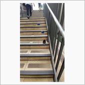 階段にて