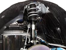 純正比約30mmと、ほどよく落とせる“SWKローダウンスポーツスプリングセット”を装着。キャンバーボルト＆ローダウンバンプラバーが一緒になった3点セットで、きっちり仕上げられるのがうれしいですね。