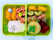 本日の娘のお弁当は、アスパラベーコン、牛肉コロッケ、ウインナー、チキンナゲット、磯辺揚げのおにぎり🍙弁当を作りました