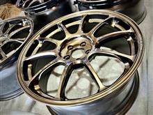 “The STRONG”の称号を与えられたホイールなのに、この美しさは反則!? “RAYS VOLK RACING ZE40”のシャイニングブロンズメタル(SZ)は、めちゃくちゃいい色です。
