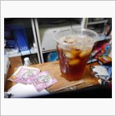氷の入ったカップに烏龍茶を注 ...