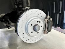 ブレーキダストによるホイール汚れのひどさとローターの減り具合が気になっていたので、一気に交換してリフレッシュ。“DIXCEL Mタイプパッド”と“PDタイプローター”を装着しました。