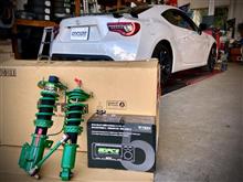 ボルクレーシングZE40＆ポテンザを装着したら次は足回り。“TEIN RX1”とジャーク感応減衰力自動調整採用の“EDFC5”をセットで取り付け。さらにマフラーも“柿本改 Regu.06&amp;R”に交換！