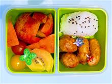 本日の娘のお弁当は、肉だんごと牛肉コロッケにフルーツ🍎たくさんの焼きたらこおにぎり🍙弁当を作りました