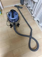 纏わりつく掃除機。