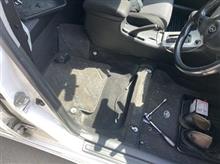 運転席のガタツキを止めるため・・・