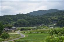 里山の風景とロードスター