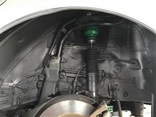 “TEIN　FLEX Z”でスタイリッシュにローダウンしたついでに、コンディション維持のため防錆施工も行いました。“塩害ガード”を隅々まで吹きつけ、下回りを真っ黒にしてサビを防ぎます。