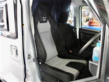 長距離、長時間運転する機会が多いならシートにはこだわりたいところ。オプションのアームレストを取り付けて、シートヒーター付きの“RECARO LX-F WU110H”を装着しました。