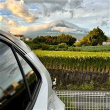台風一過の 雲にまとわり付かれた富士山と🌾