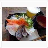 浜辺で海鮮丼