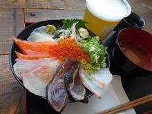 浜辺で海鮮丼