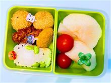 本日の娘のお弁当は、肉じゃがカレーコロッケ、鶏マヨ、ごま団子にシャケ入りの枝豆おにぎり🍙弁当を作りました