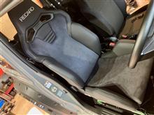 背の高いクルマですが“SR-C”ではなく、あえて“RECARO SR-S”を選びしました。アーティフィシャルレザー：ブラック &#215; ウルトラスエード：チャコールグレーの組み合わせがボディ色にもぴったり！