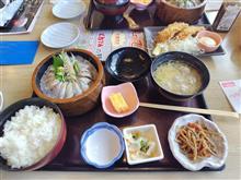 「北海道生まれ　とんでん」でお昼。