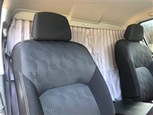 キャラバン　運転席との仕切りカーテン　装着