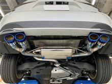 まったく存在感のない純正マフラーを、チタンカラーのφ108オーバルテールで魅せる“BLITZ NURｰSPEC CUSTOM EDITION VSR”の“Quad Model”に交換。まさに激変です。