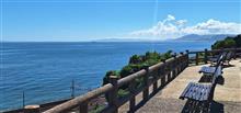 海の見えるベンチのある丘