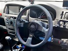 走りを楽しむにはこんなアイテムの取り付けも効果大。ステアリングを“MOMO TUNER”に交換しました。ブラックレザーのリムにブラックスポークの精悍な組み合わせに、レッドステッチがおしゃれです。