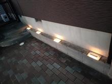 駐車場にクッションテープとソーラーLED設置しました