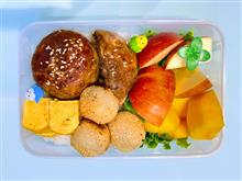 本日の娘のお弁当は、ごま団子、たまご焼きのハンバーグ弁当を作りました