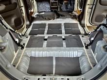 車内が静かになるとドライブがもっと心地よく快適になります。静粛性向上シート“ALPINE D-ComFort”を、ルーフやフロア等々にまんべんなく貼りまくりました!!