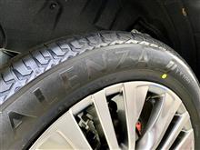 溝はまだ残っていましたが、ひび割れがひどかったのでタイヤを交換。SUV専用開発で、静粛性が高いプレミアムコンフォートタイヤ“ALENZA LX100”を装着しました!!
