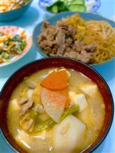 今晩のおうちご飯は、秋・冬メニューの豚汁、白あえ、ミニすき焼きを作りました