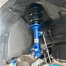 車高が高いこともあってふわふわ感のある乗り心地を改善するために、ショックアブソーバーを交換。リフレッシュも兼ねて、大人気になっている“KYB NEW SR MC”を取り付けました!!