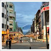 お祭りで賑わう商店街で クラ ...