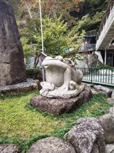 カエルの石像