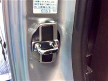 GRロゴ入りっていうのもおしゃれですね。よりクイックなステアリングレスポンスの実現を目指して、注目の剛性アップパーツ“GRドアスタビライザー”を取り付けました!!