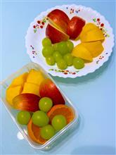 今朝はシャインマスカット、おけさ柿、ふじりんごのフルーツ皿🍎🍊と、娘のフルーツ弁当を作ってから通勤します