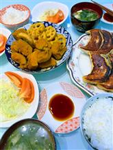 今晩のおうちご飯は、かぼちゃ🎃とれんこんの煮物とジャンボ餃子を焼きました