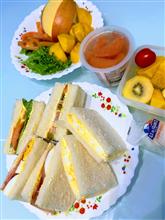 朝ごはんのサンドイッチと娘のフルーツ弁当を作りました