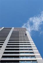 強風の中、３０階建マンションの窓🪟拭きを