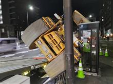【速報】ローラー車が荷台から転落　電話ボックスに突っ込む　京都の国道１号