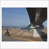 細い堤防道
