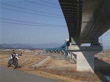 細い堤防道