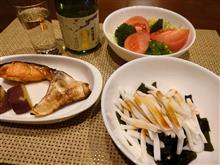 特純が優しくおつまみに寄り添って