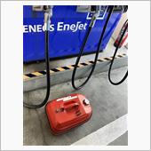 携行缶にガソリン入れてもらい ...