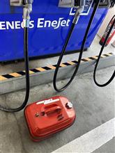 携行缶にガソリン入れてもらいました