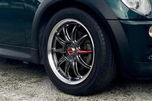 グリミットブラックダイヤカットリムを選んで、レッドのスポーツデカール＆センターキャップで彩りました。“WORK EMOTION ZR10”にホイールを交換して、グッと精悍に!!