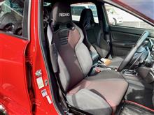 愛用の“RECARO SR-7F LASSIC”を助手席に移設し、さらなるホールド性と優れた着座性能を追求した“RECARO SR-S BK100”を運転席へ装着。ブラック&#215;レッドをチョイスしました！