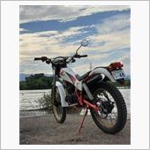 河原でトコトコ面白いバイクで ...