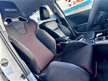 普段乗りでも快適に楽しく走れるよう、上質さも魅力の“RECARO SR-S BK100 RD/BK”へシートを交換。純正ベースフレームの設定がなかったのでN SPORT製を用意して装着完了です。