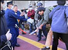 襲撃現場の警察官は案山子以下💢