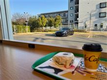 車を眺めながらの朝マックカフェ。。